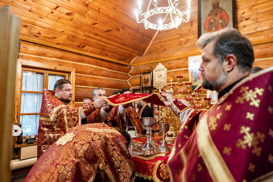 Божественная литургия в храме царственных страстотерпцев деревни Плещеево г.о. Подольск